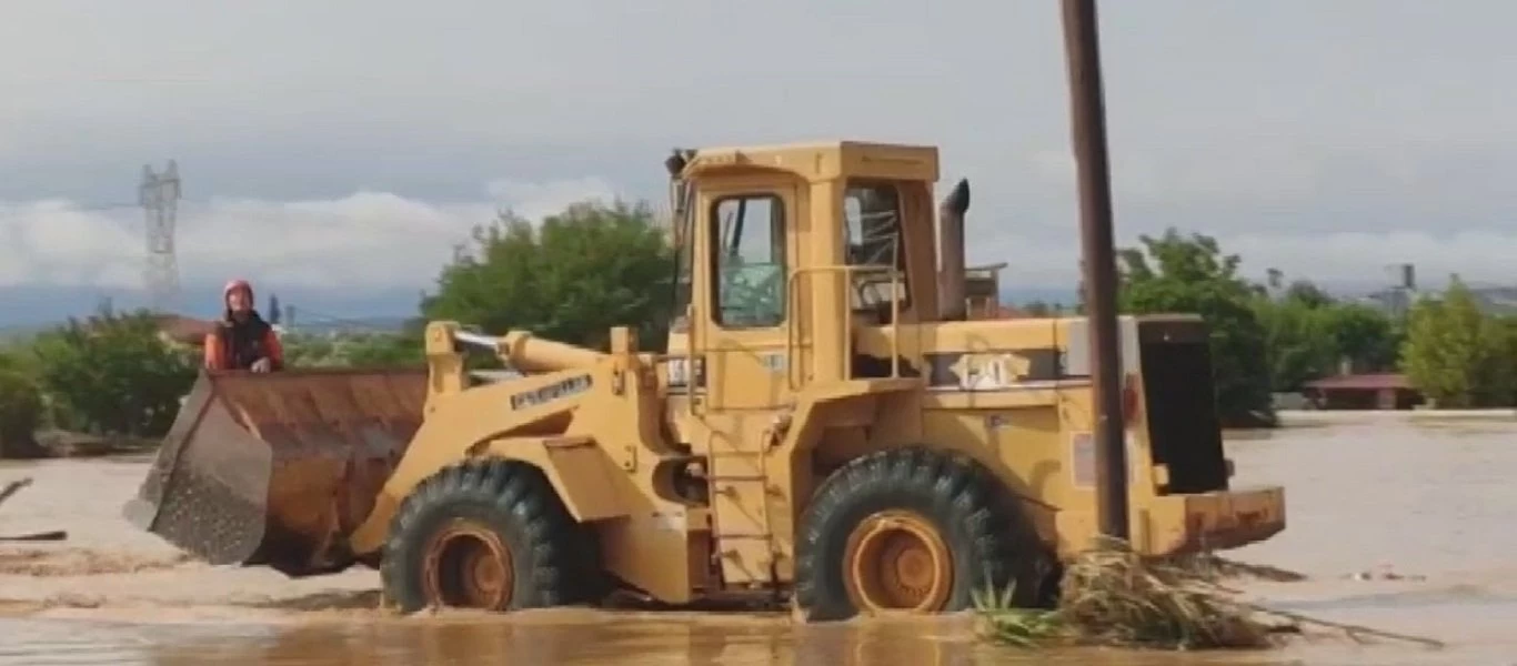 Κακοκαιρία «Θάλεια»: Επιστρατεύτηκαν μέχρι και μπουλντόζες για τις διασώσεις στην Εύβοια (βίντεο)